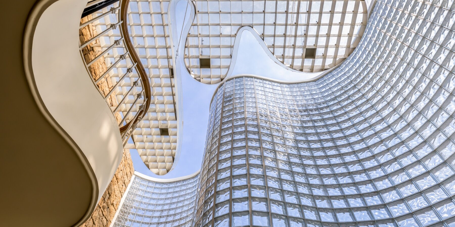 undulating-facade-3000-glass-bricks-da-vang-studio-crystal-pavilion-house-vietnam-designboom-03