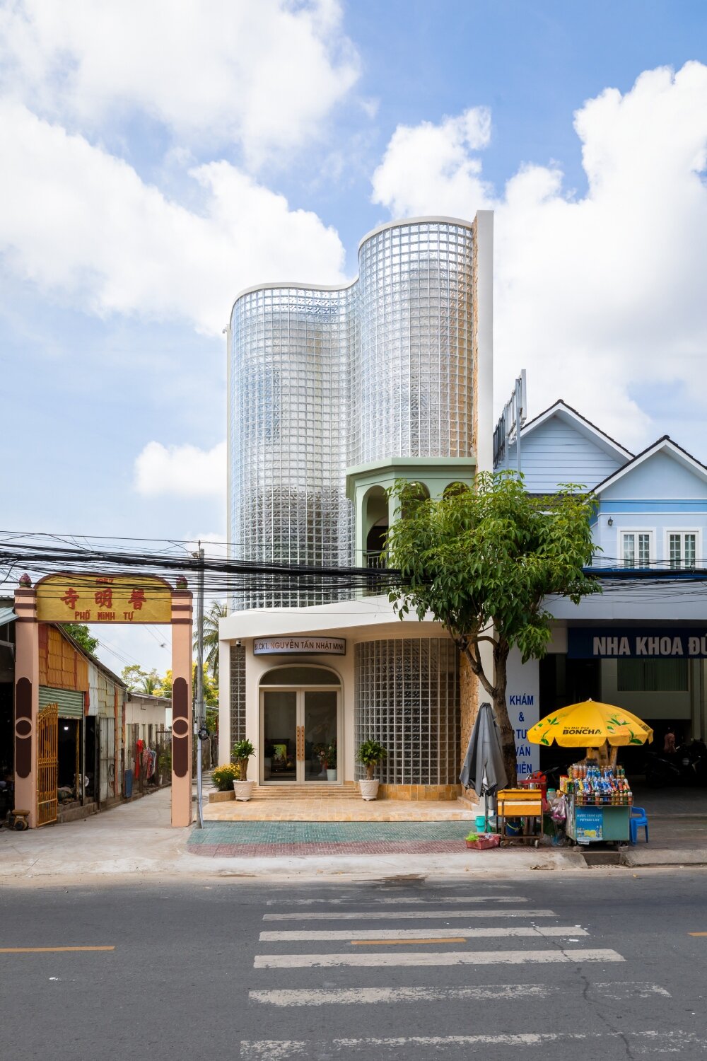 undulating facade of 3,000 glass bricks wraps DA VÀNG studio's crystal pavilion house in vietnam