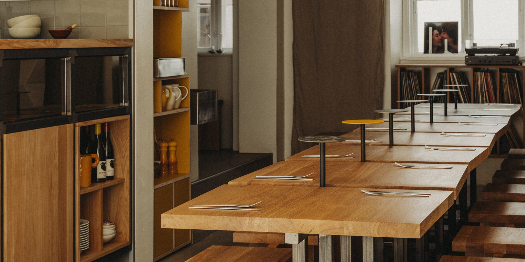 wiercinski-studio-cozy-amator-restaurant-modular-oak-table-copenhagen-designboom-large01