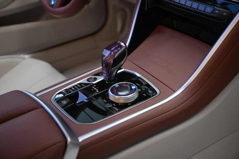 even the center console has the shade of the Sundown Maroon
