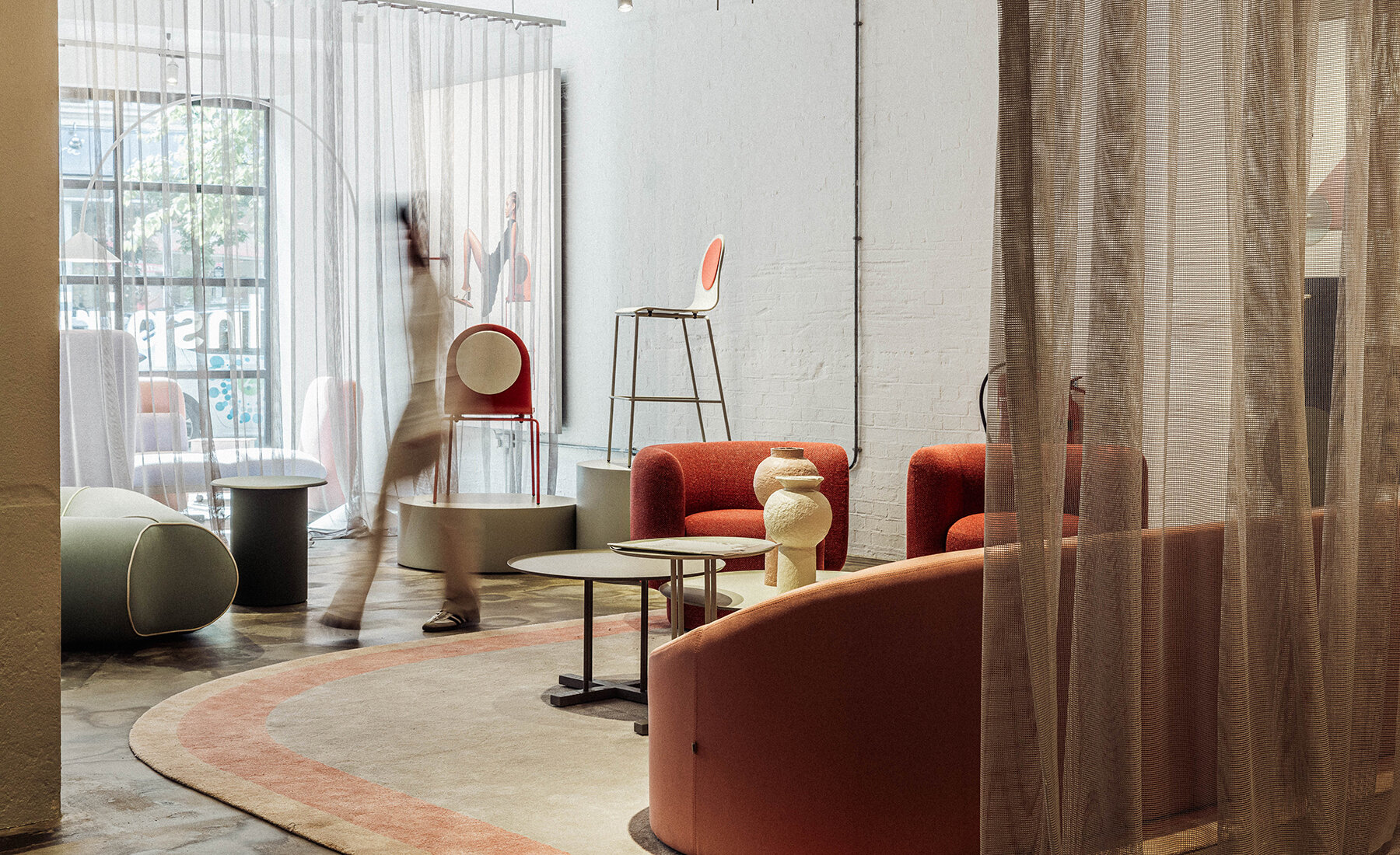 B&T-furniture-seating-pod-metric-showroom-clerkenwell-design-week-designboom-fullwidth