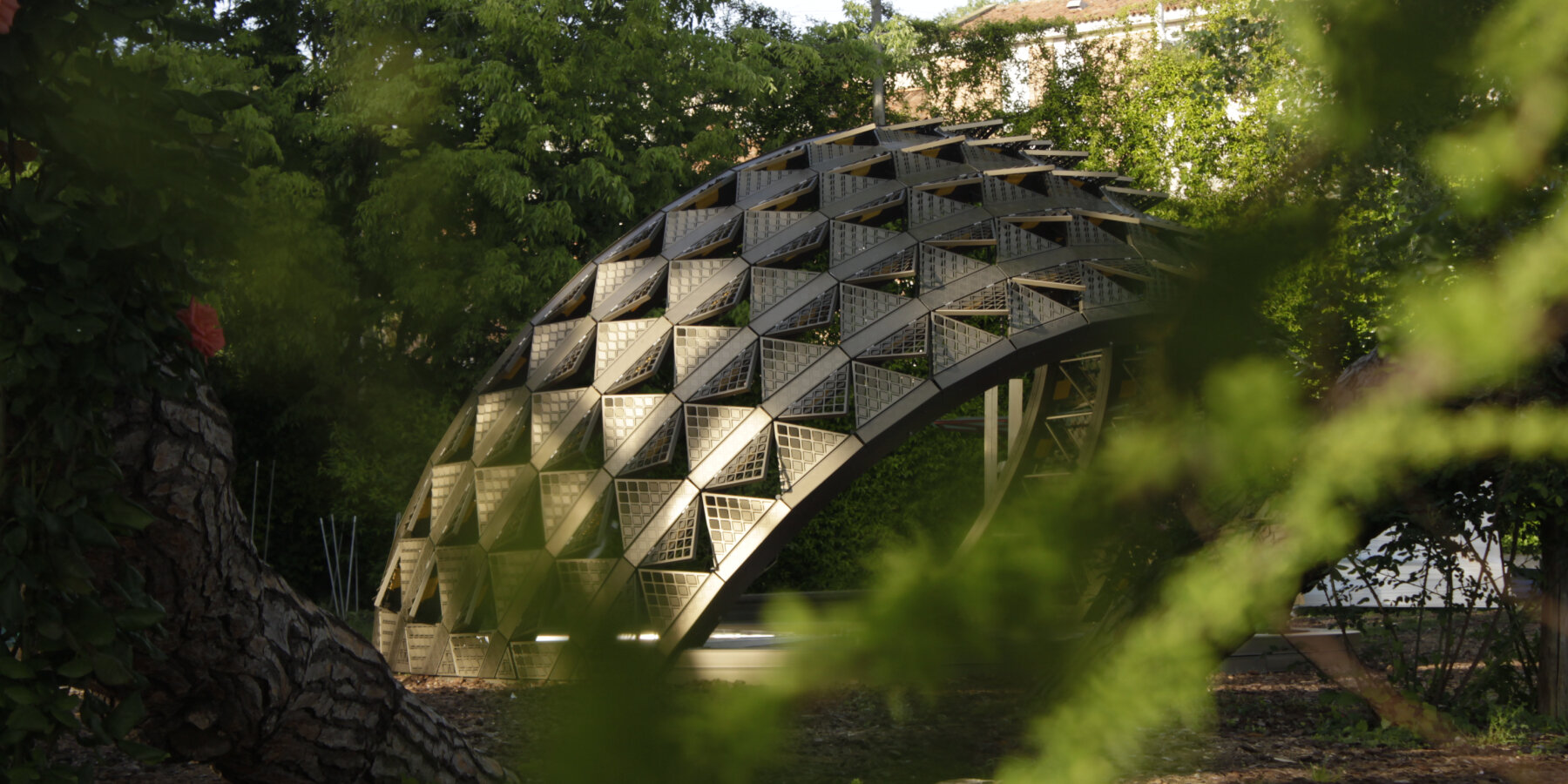 MVRDV-winy-maas-kinetic-sombra-pavilion-biotopia-installation-venice-architecture-biennale-2025-designboom-ban