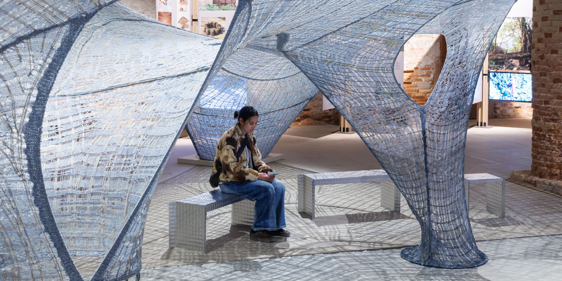 SO-IL-3D-knitted-natural-fibers-arsenale-venice-architecture-biennale-2025-designboom-ban