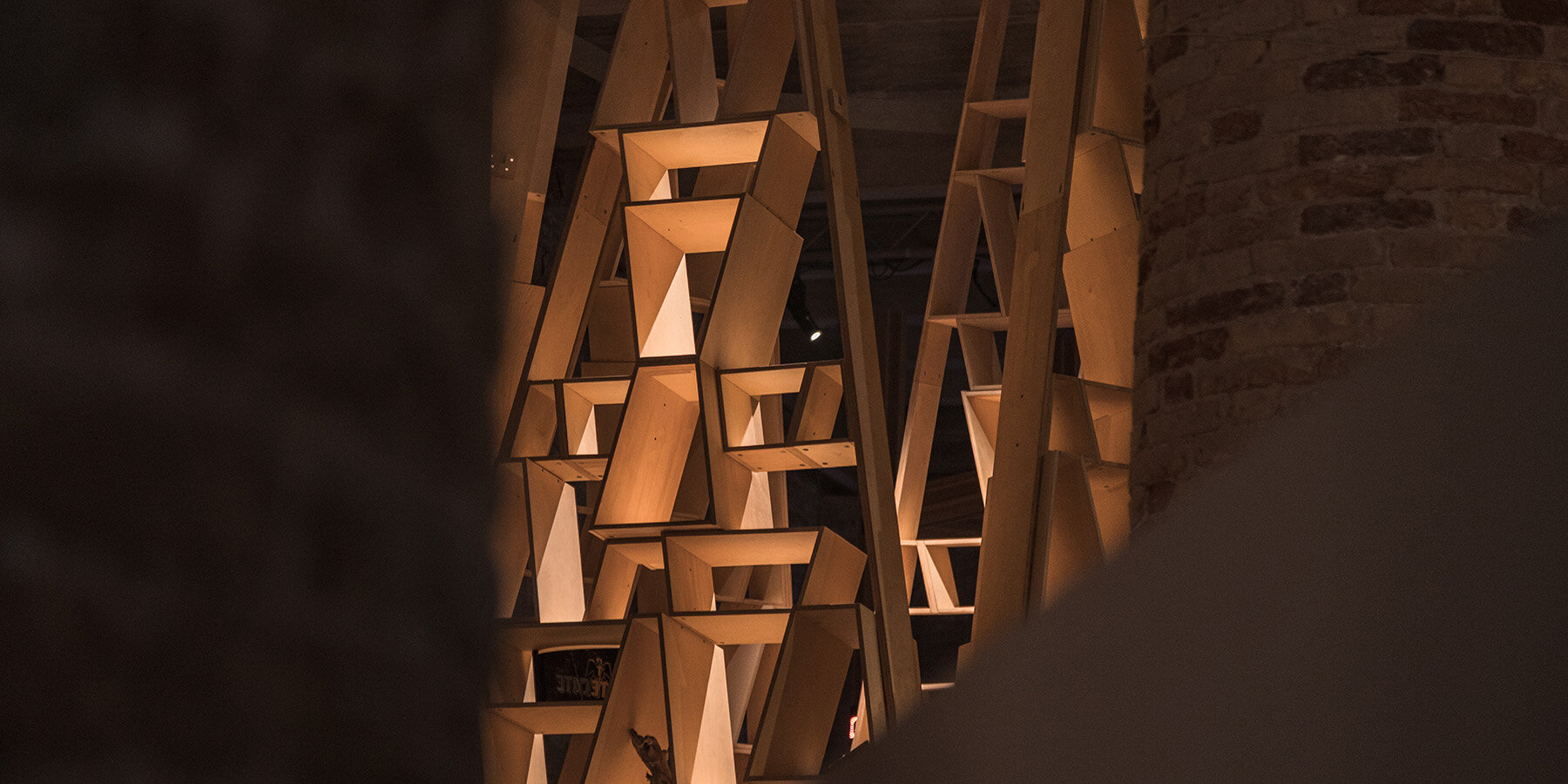 acapulco-selective-memories-nstallation-a-911-cadena-concepts-esrawe-venice-biennale-designboom-1800-2