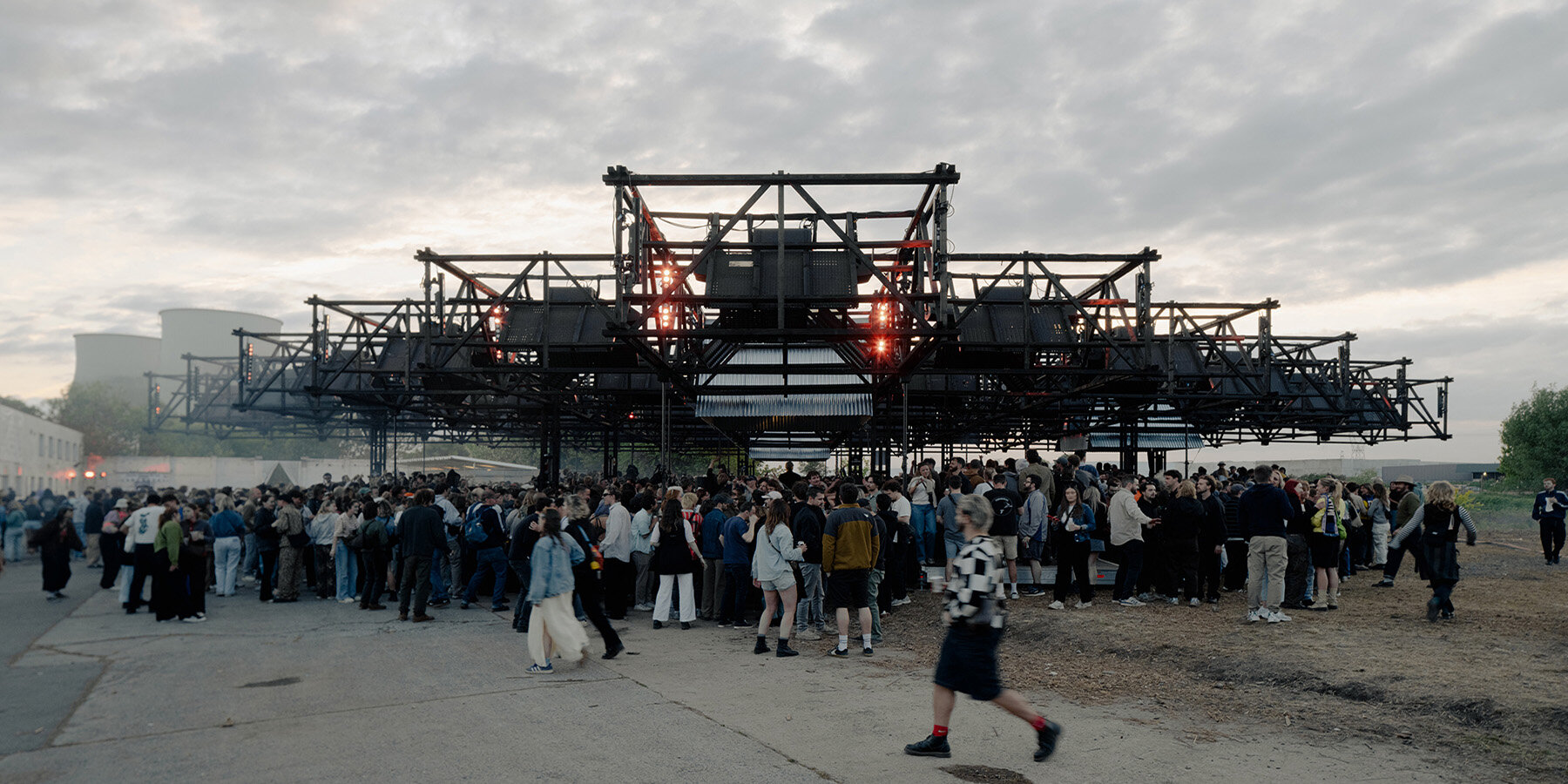 dark-skies-sound-installation-leopold-banchini-giona-bierens-de-haan-dvs1-horst-arts-music-festival-designboom-1800-2