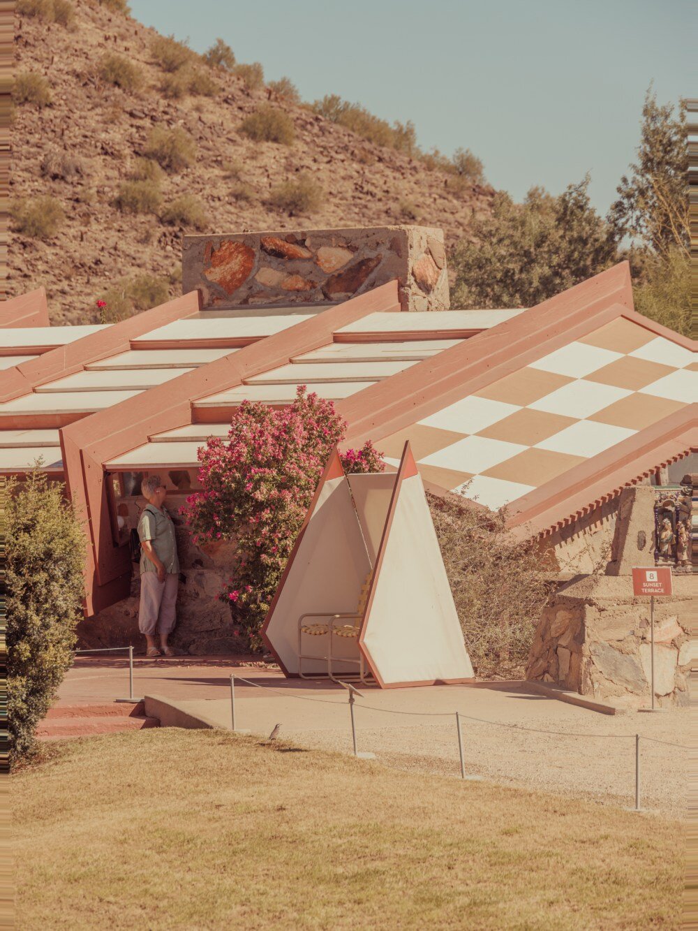 Franck Bohbot Capture Tallesin Barat oleh Frank Lloyd Wright di Gurun Arizona