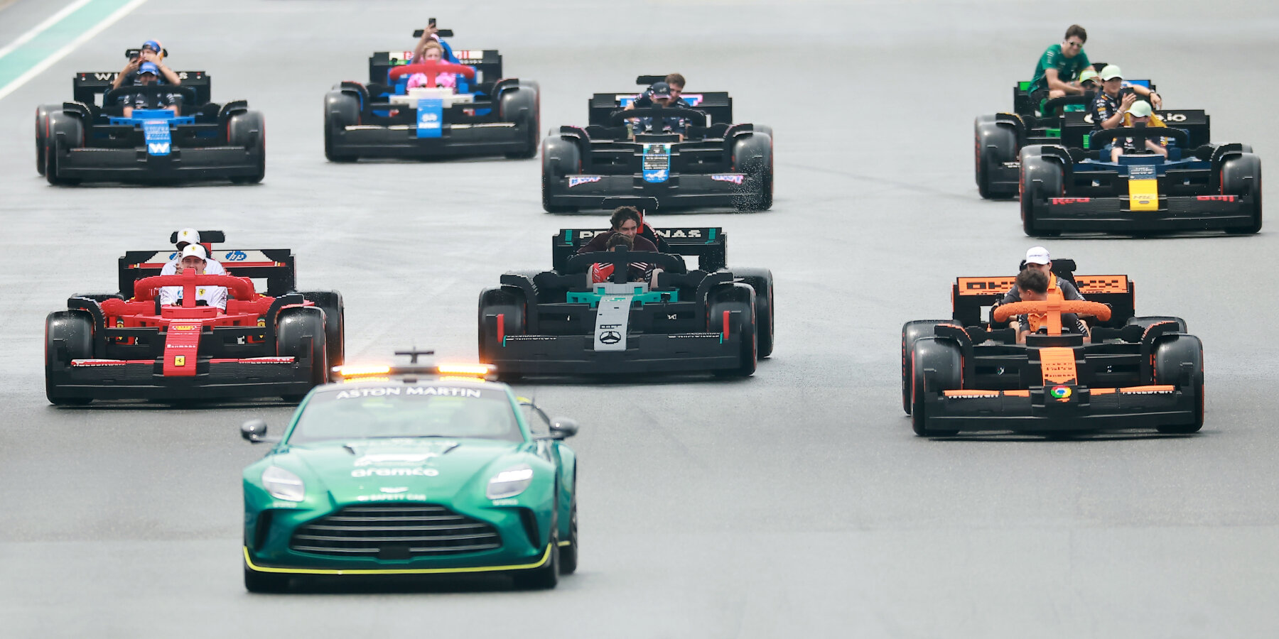 full-size-F1-cars-LEGO-bricks-miami-grand-prix-designboom-ban