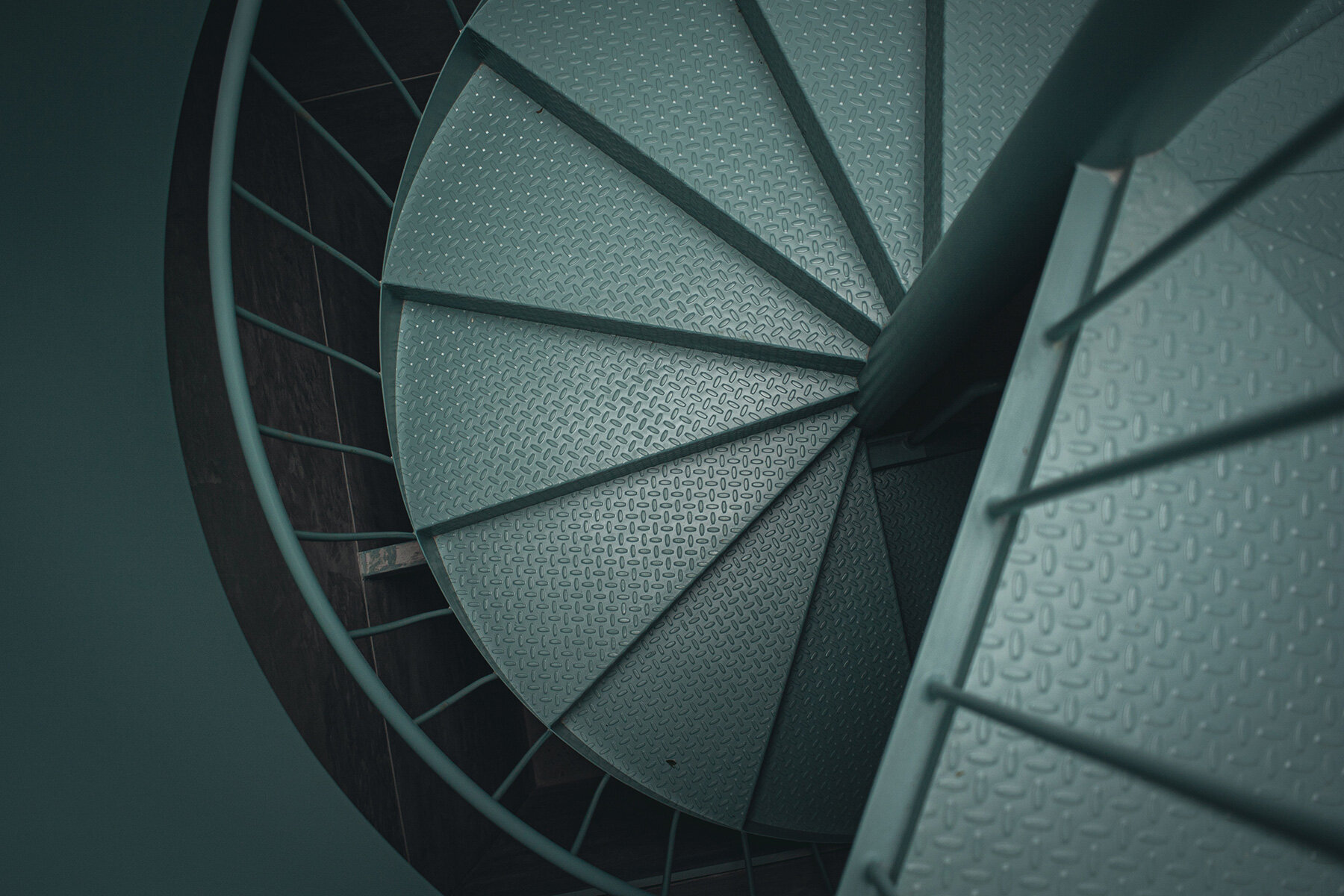 green-metal-accents-color-amasa-estudio-renovation-1940s-home-mexico-city-designboom-large02