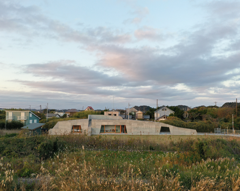 concrete isumi villa by takeshi hosaka architects organically spreads over land in japan