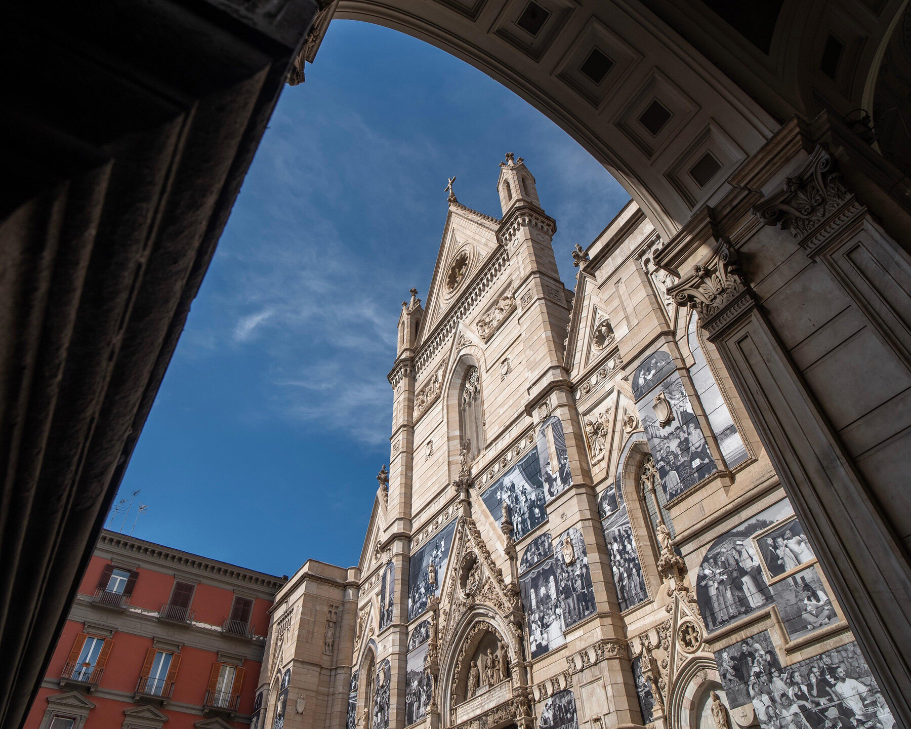 jr-facade-naples-cathedral-black-white-living-portrait-city-designboom-large01
