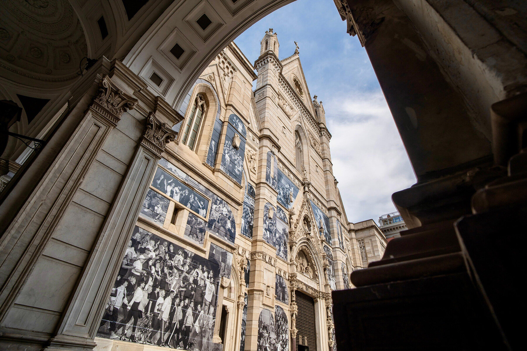 jr-facade-naples-cathedral-black-white-living-portrait-city-designboom-large02