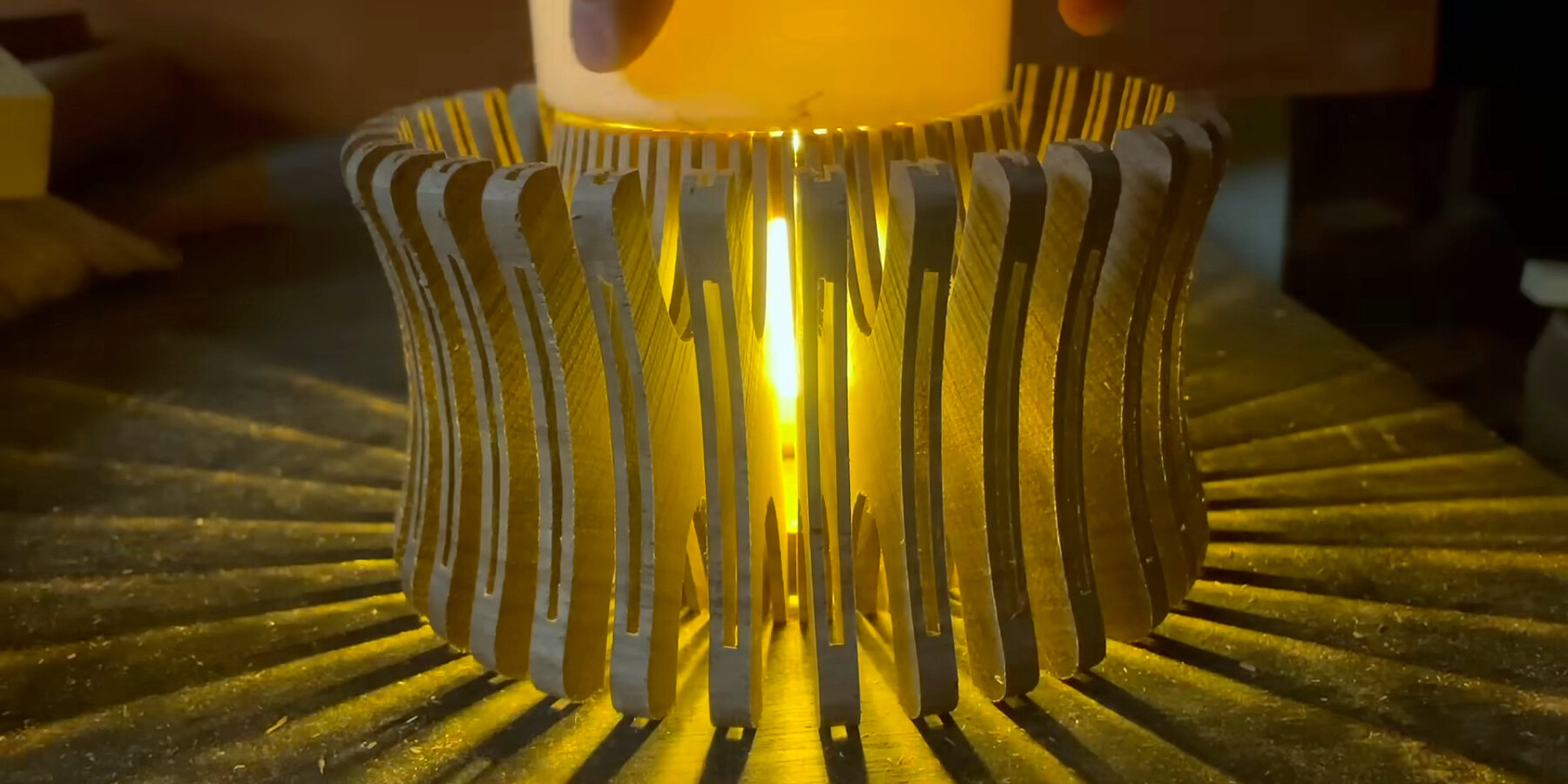 kurahito-craft-wood-flexible-lampshade-cover-designboom-ban