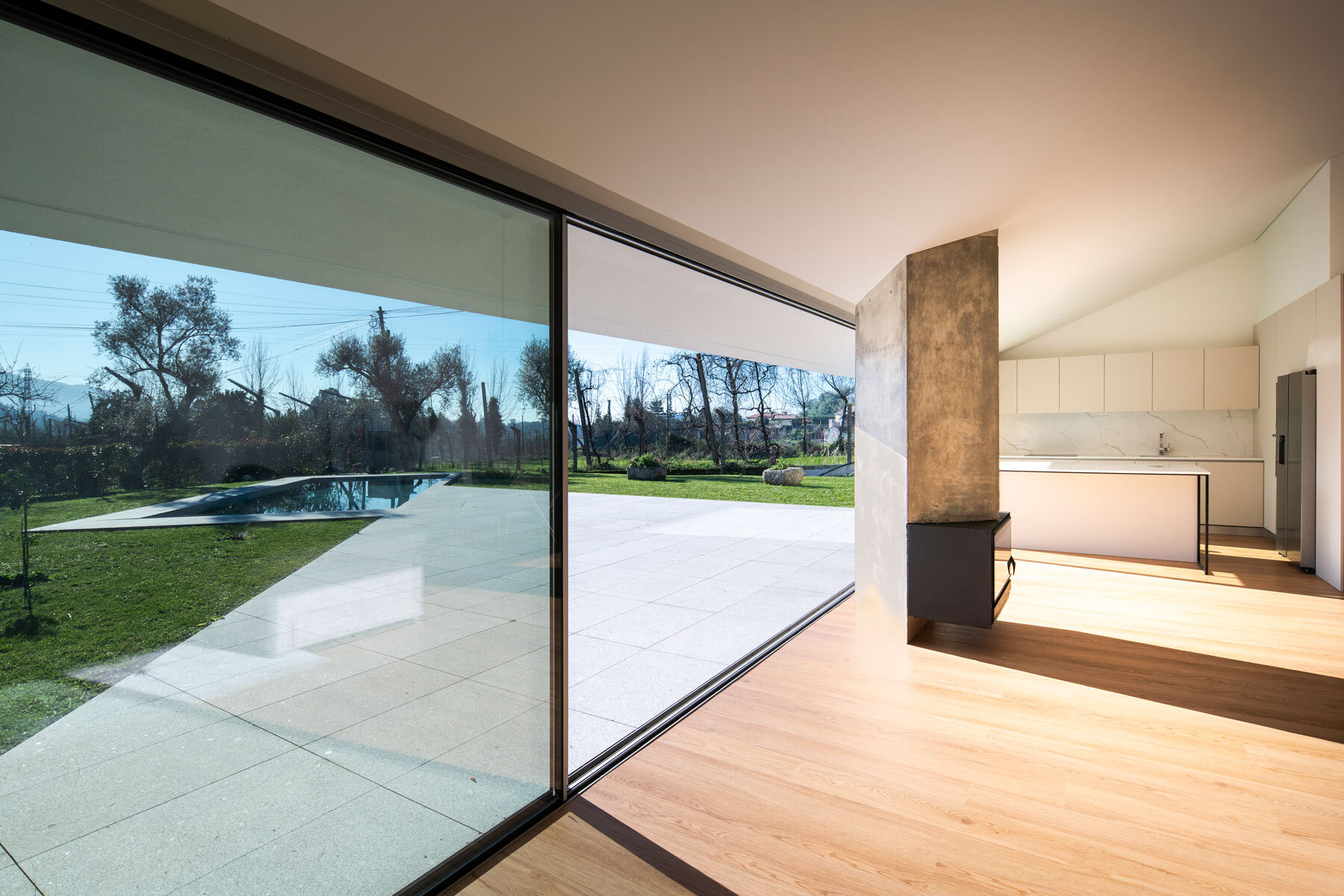 l-shape-house-martins-architecture-office-portugal-designboom-1800-2