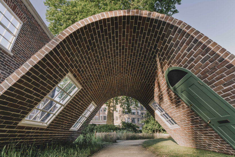 there are seven recycled steel windows with four bending frames