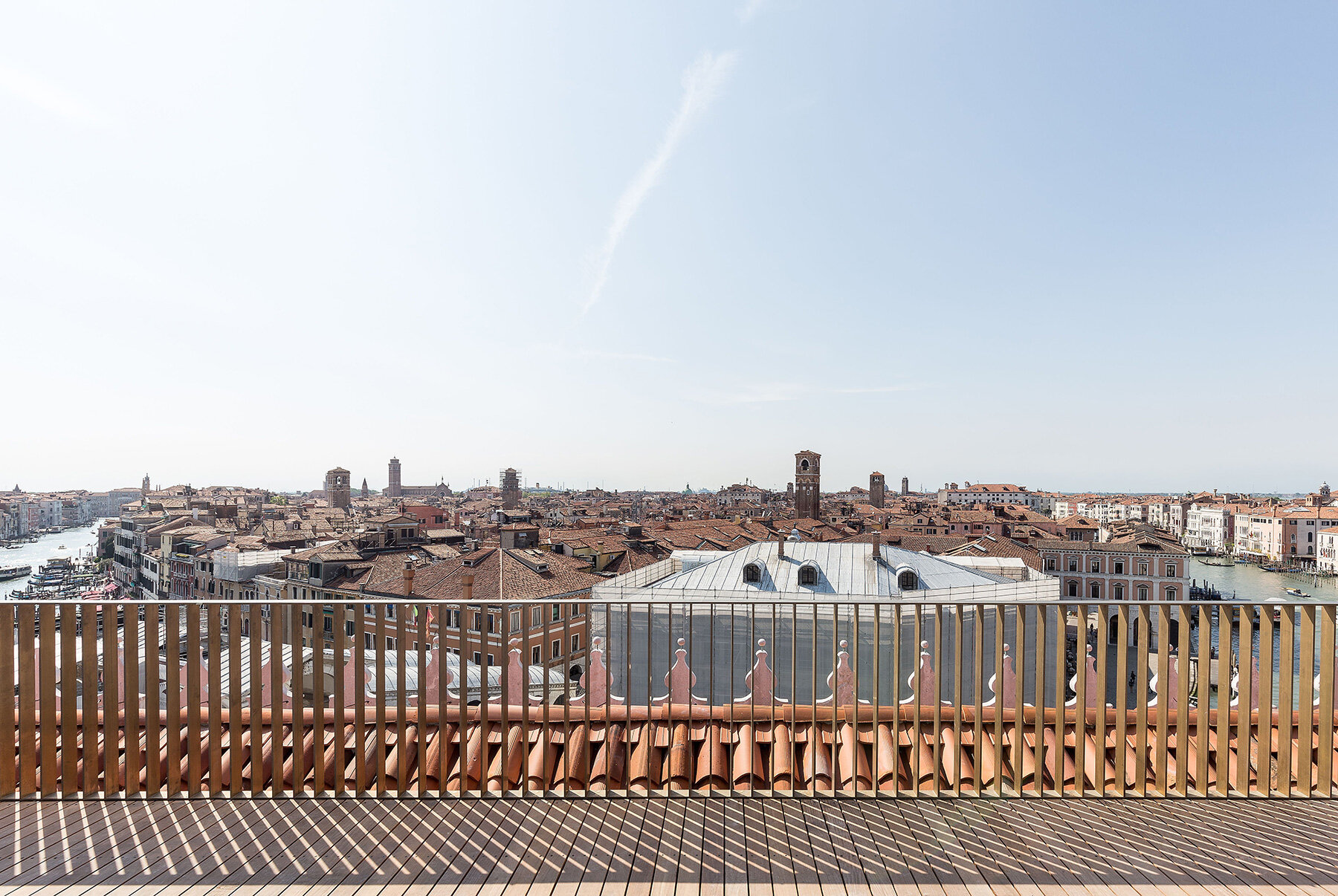 oma-fondaco-dei-tedeschi-store-venice-doors-dfs-designboom-large02