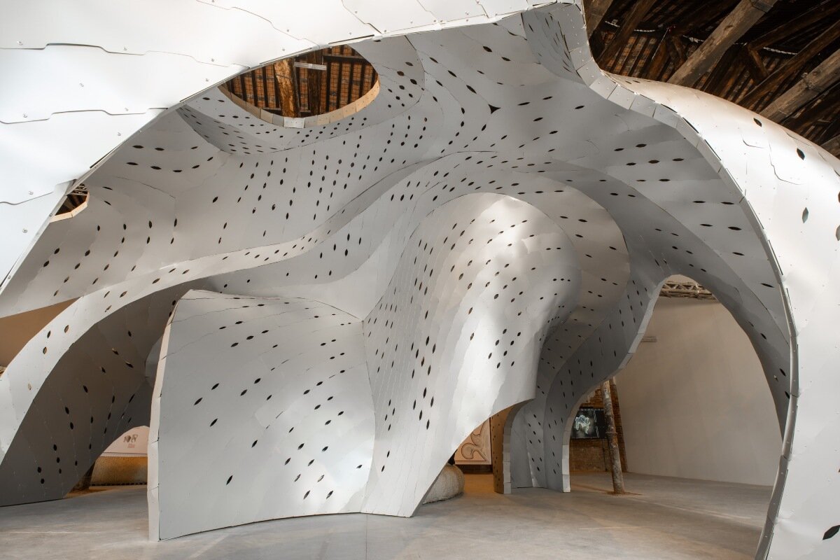 inaugural oman pavilion reimagines traditional gathering spaces as sinuous aluminum shelter