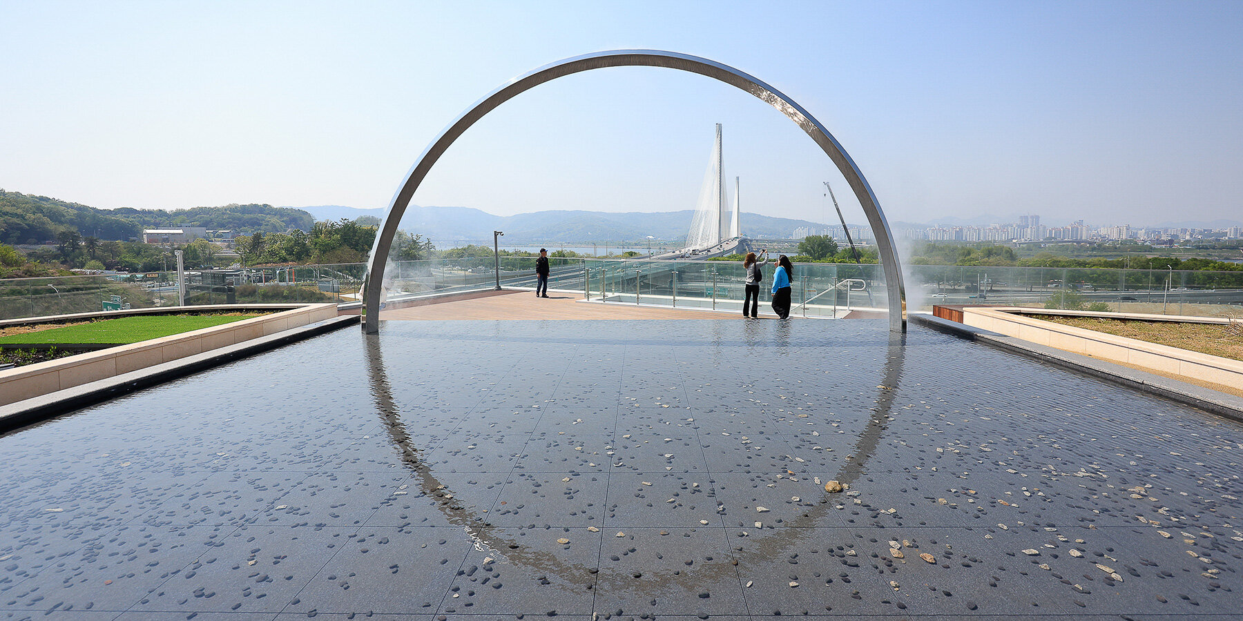 ring-mist-light-illuminating-oculus-installation-studio-jt-han-river-seoul-james-tapscott-designboom-1800-2