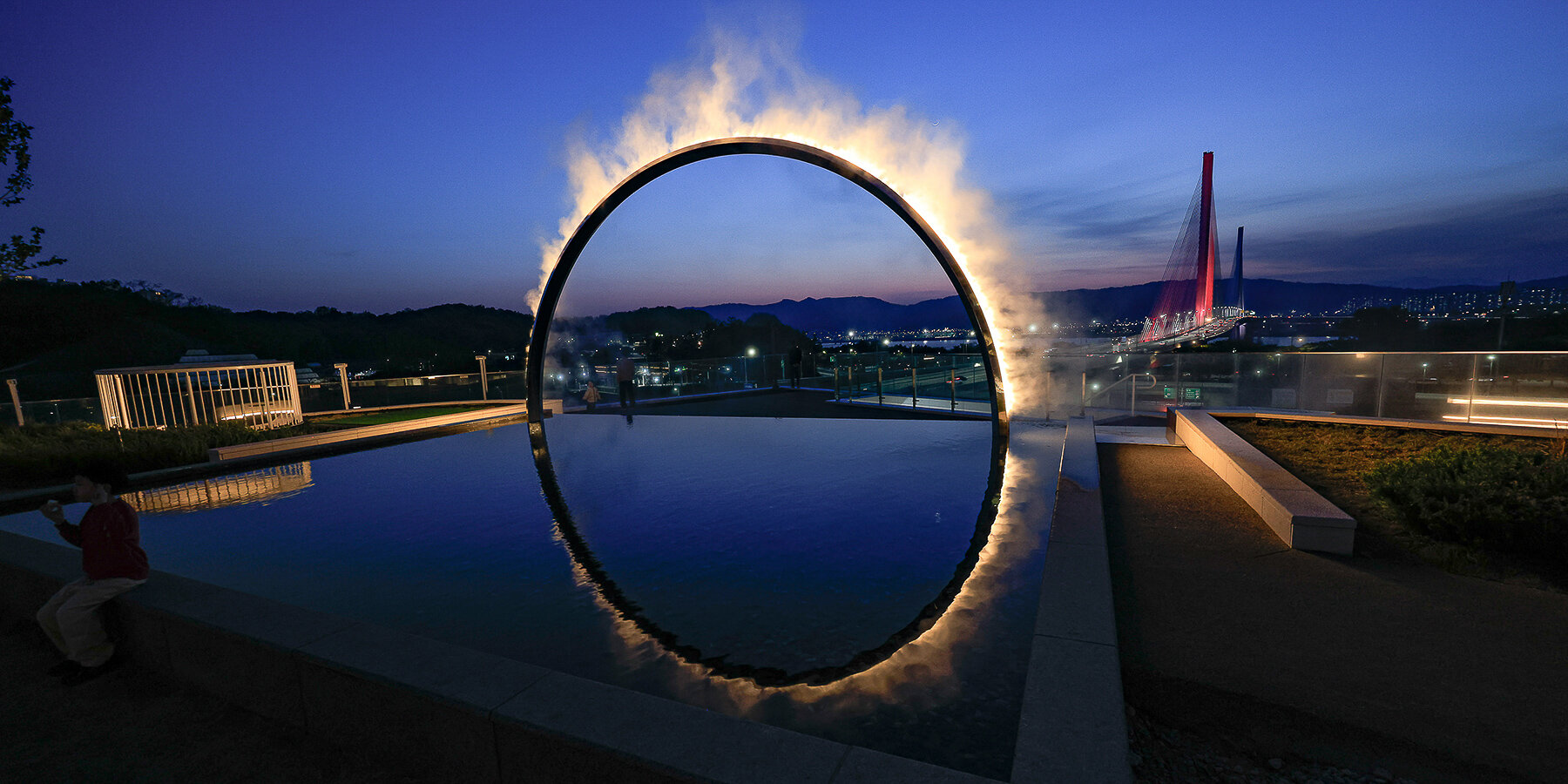 ring-mist-light-illuminating-oculus-installation-studio-jt-han-river-seoul-james-tapscott-designboom-1800-3