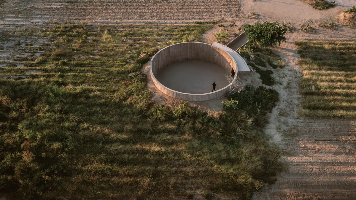 The concrete ring wraps around the spiritual enclosure of the practice Rubén Valdez in the Mexico Desert