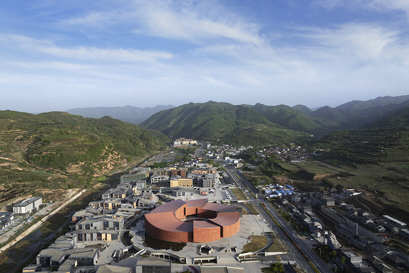 six trapezoidal volumes form ring-shaped visitor center by
