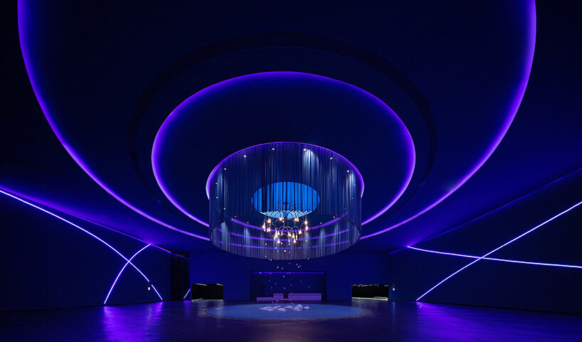 six trapezoidal volumes form ring-shaped visitor center by