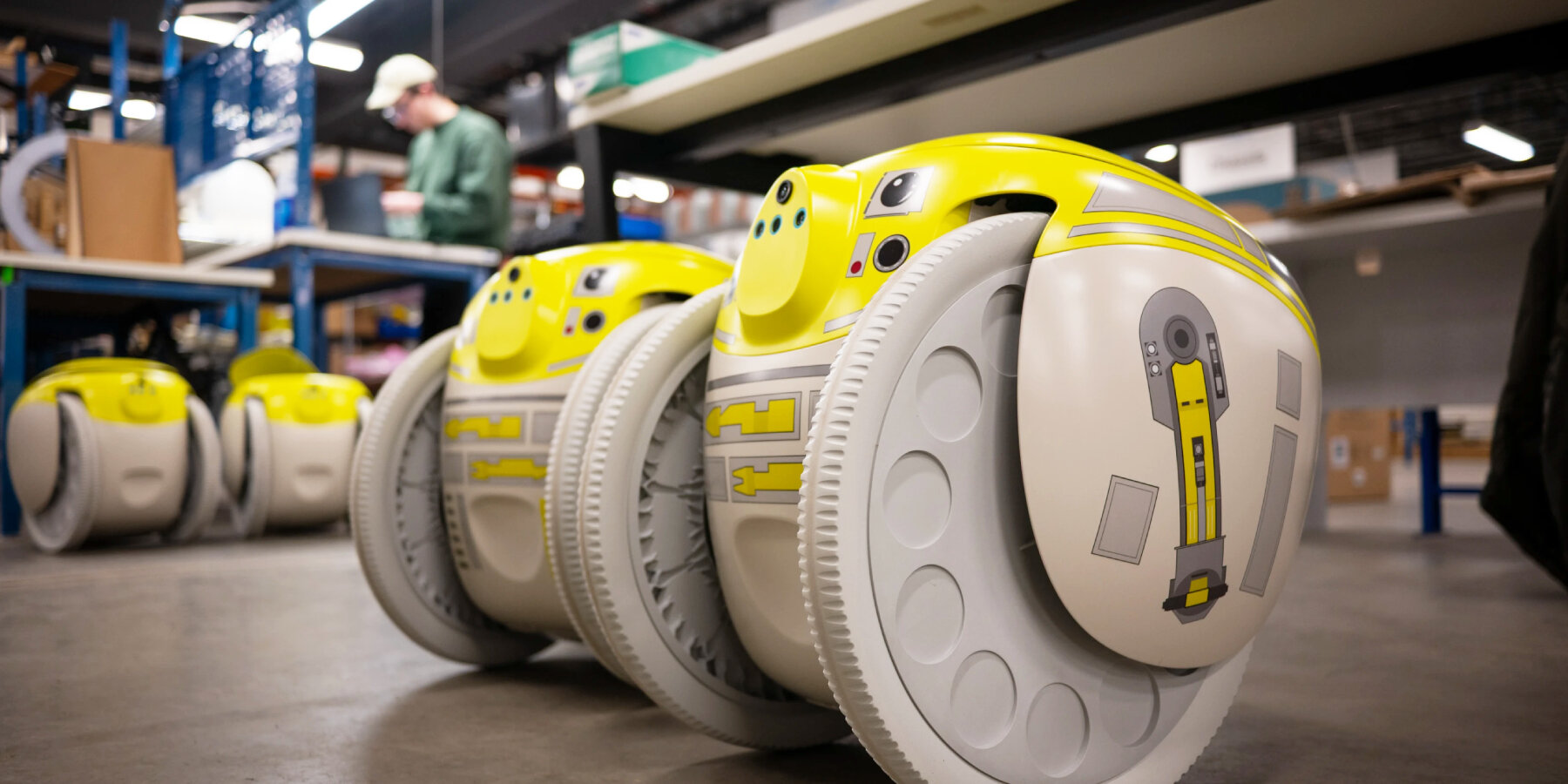 star-wars-cargo-robot-G1T4-M1N1-piaggio-fast-forward-designboom-ban