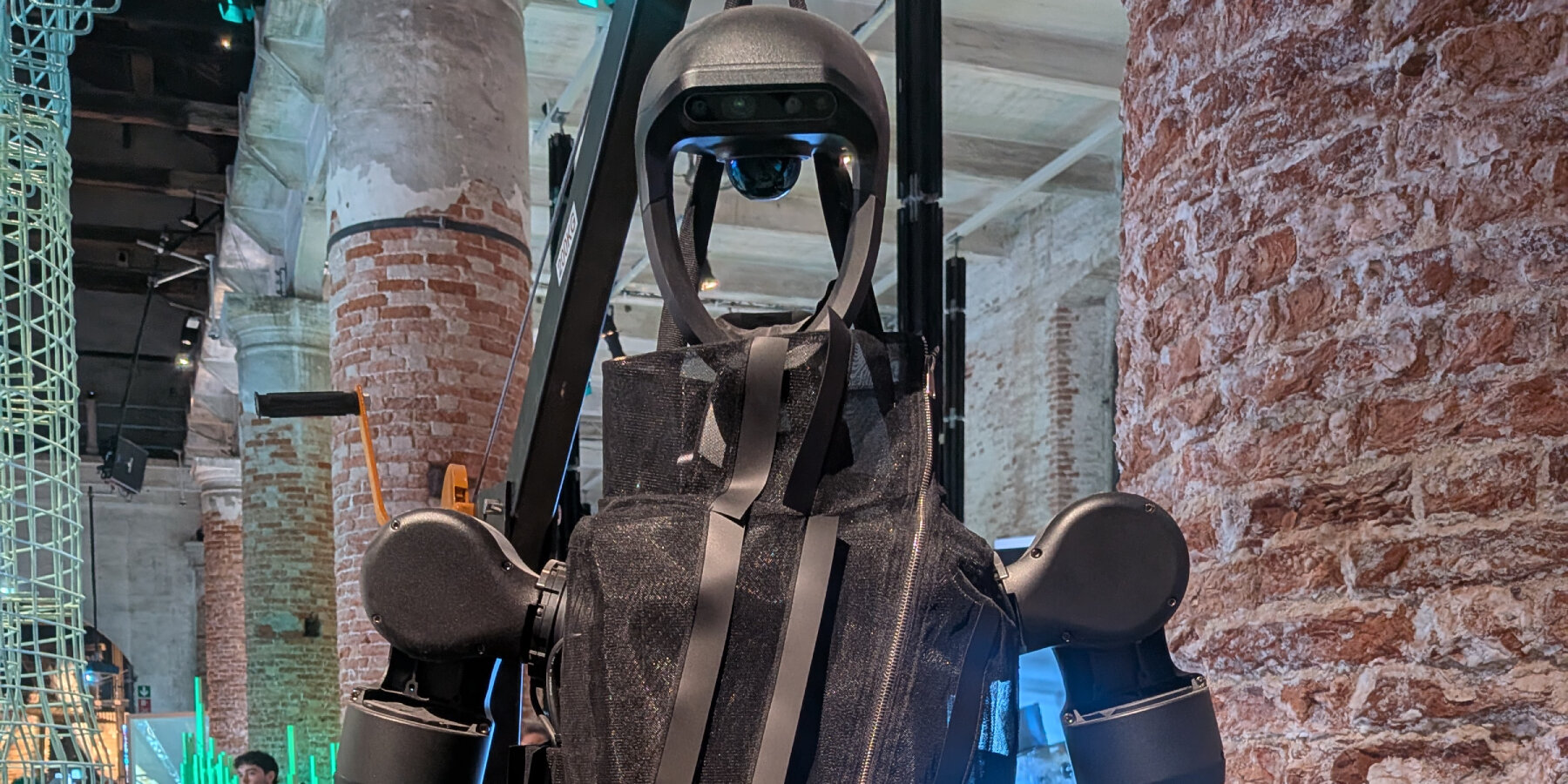 venice-architecture-biennale-2025-robots-AI-future-cities-designboom-ban2