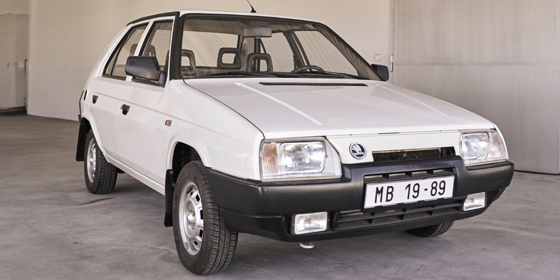 1980s-škoda-favorit-electric-car-smiling-face-animated-headlights-designboom-ban