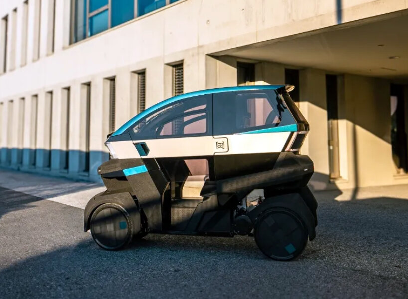 Æ electric motorcycle that tilts movement
