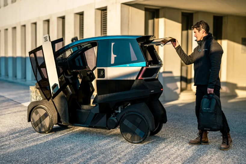 Æ electric motorcycle that tilts movement