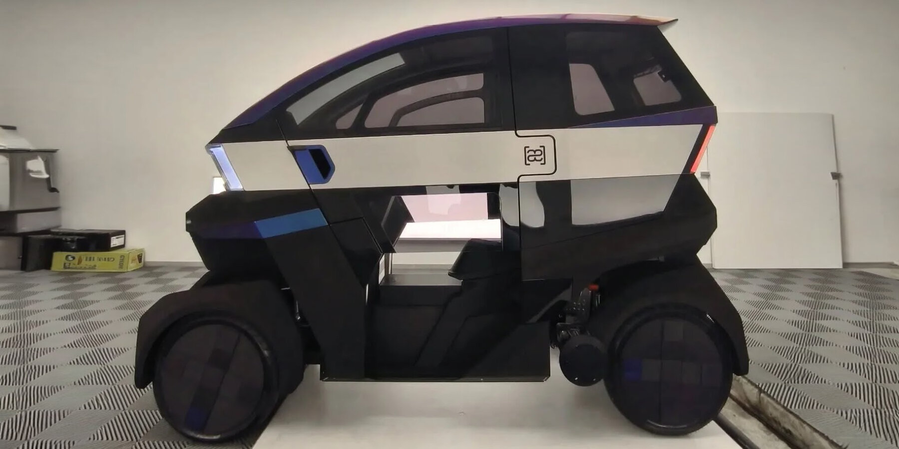 Æ-motion-tilting-electric-motorcycle-four-wheels-designboom-ba2