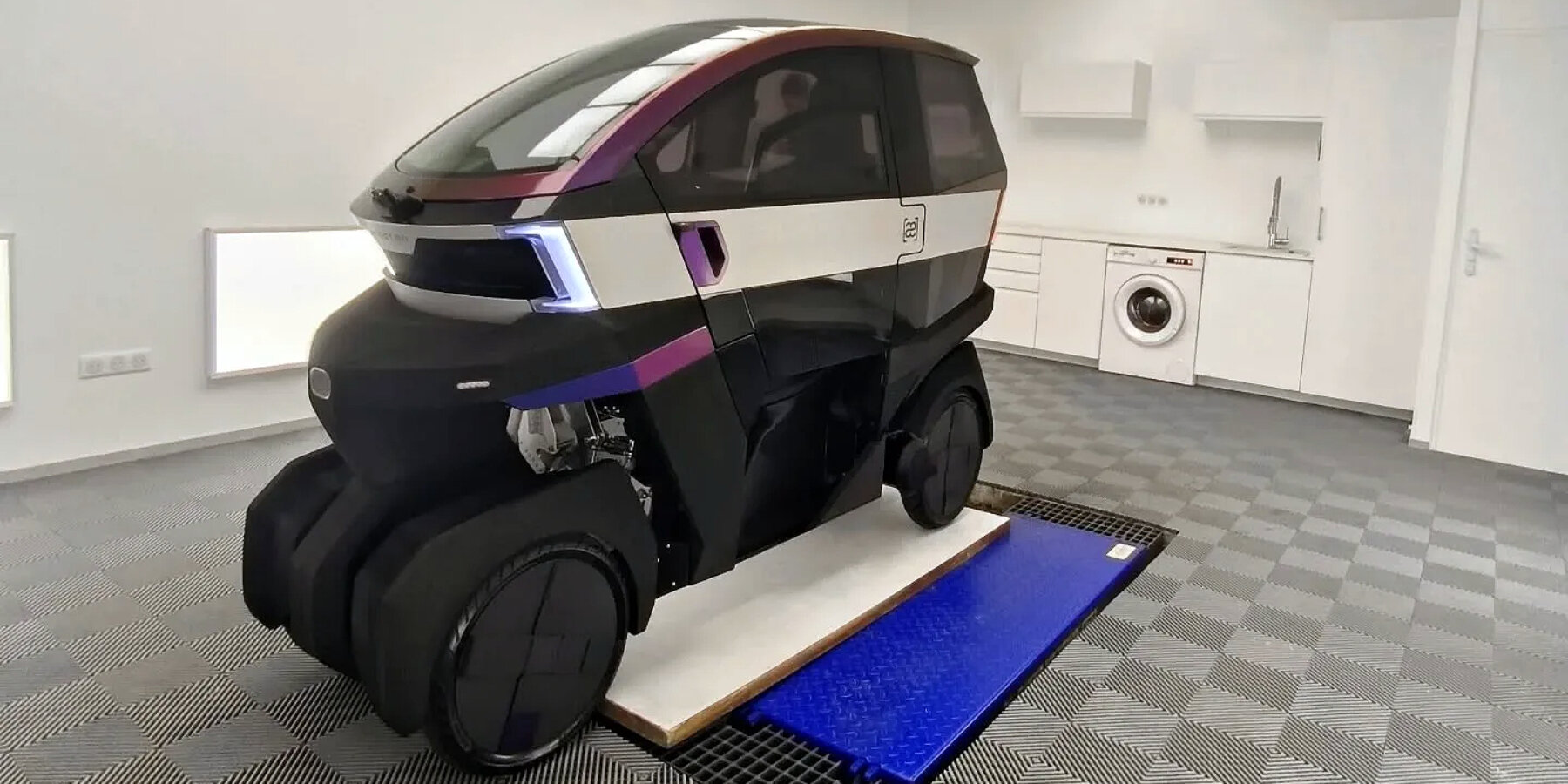 Æ-motion-tilting-electric-motorcycle-four-wheels-designboom-ban