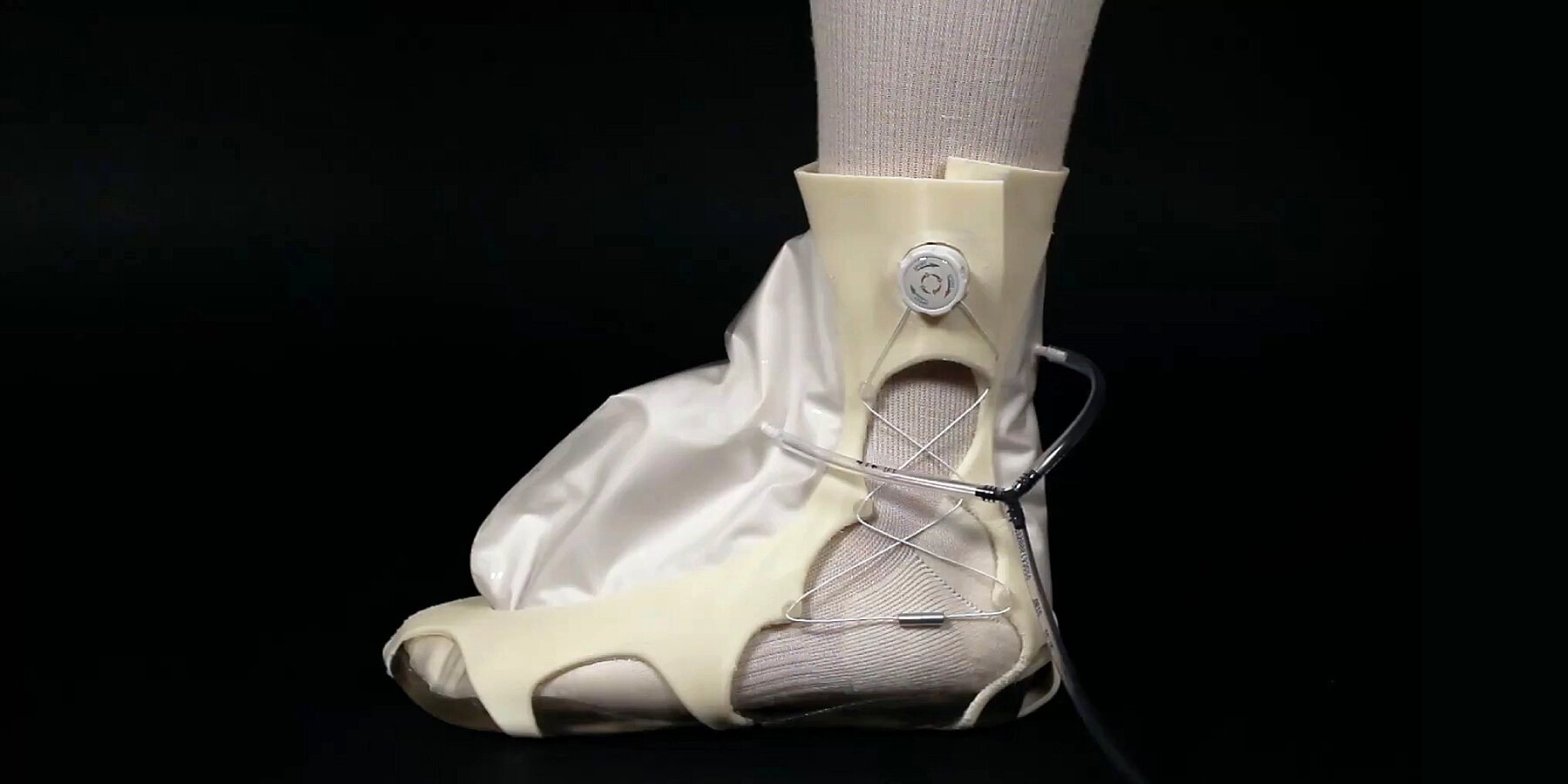 AIR-0-inflatable-work-boots-astronauts-spaceship-MIT-designboom-ban2