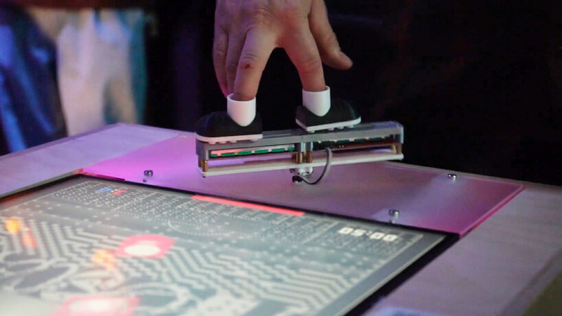 users can even play with two fingers from one hand