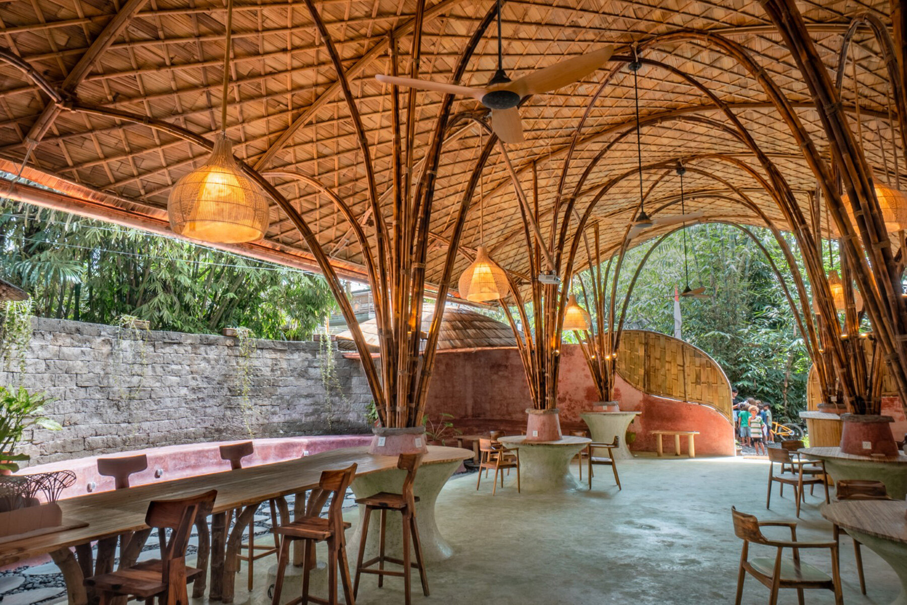 arched-bamboo-roof-school-bali-students-mizzi-studio-designboom-large01