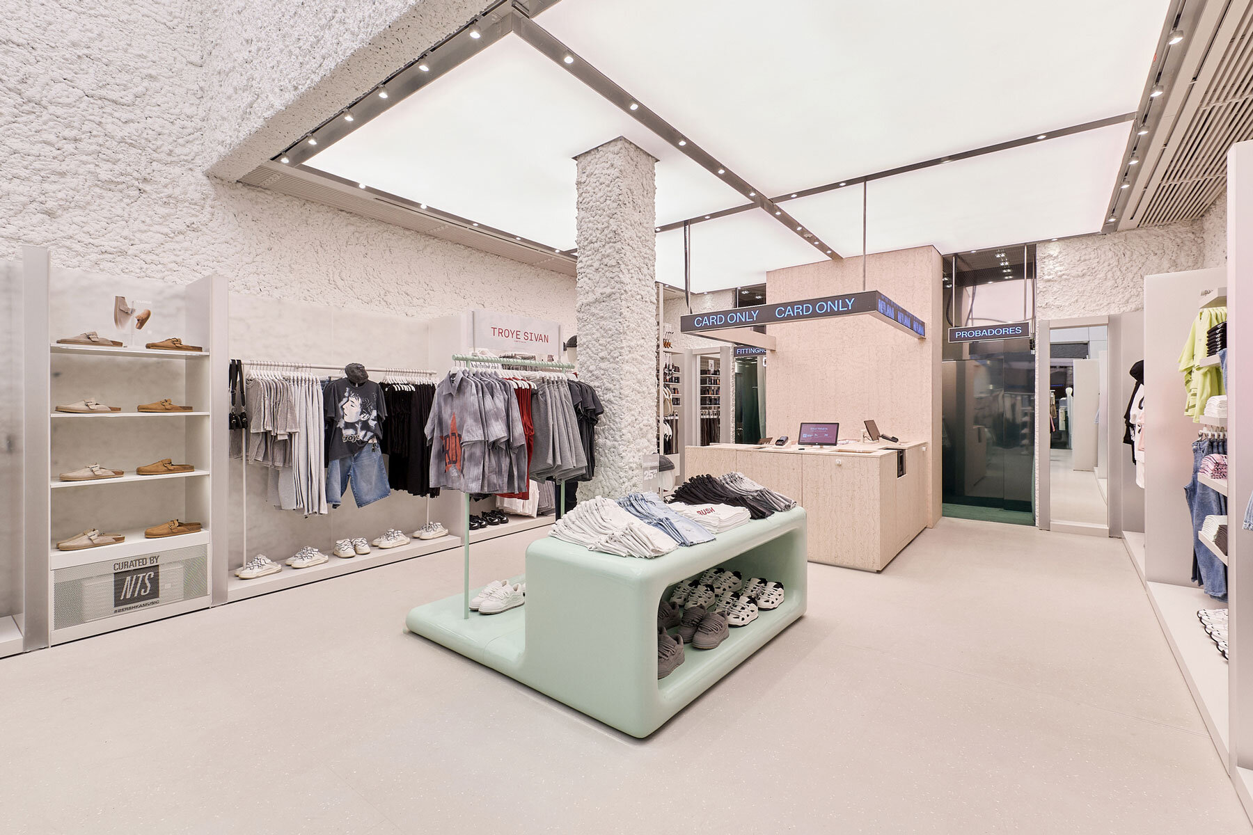 bershka-el-departamento-flagship-store-ibiza-sculptural-sensorial-space-designboom-1800-3