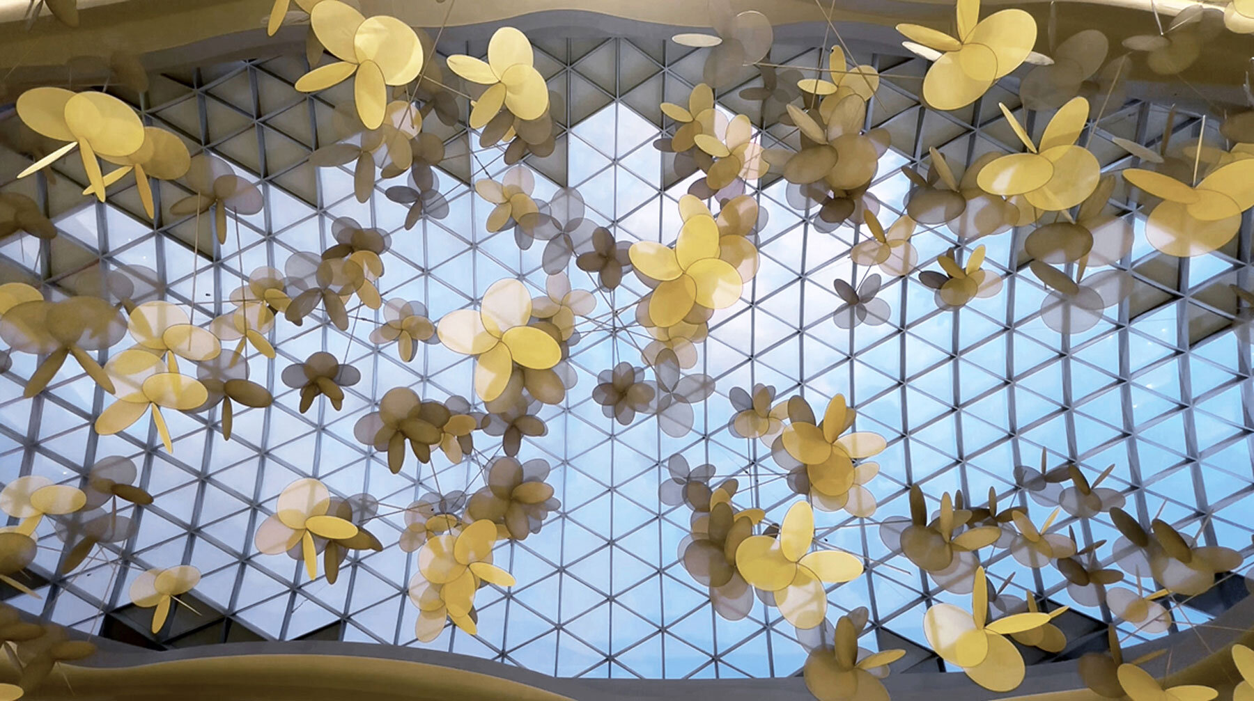 bloom-vincent-leroy-floating-flowers-installation-hainan-designboom-1800-5