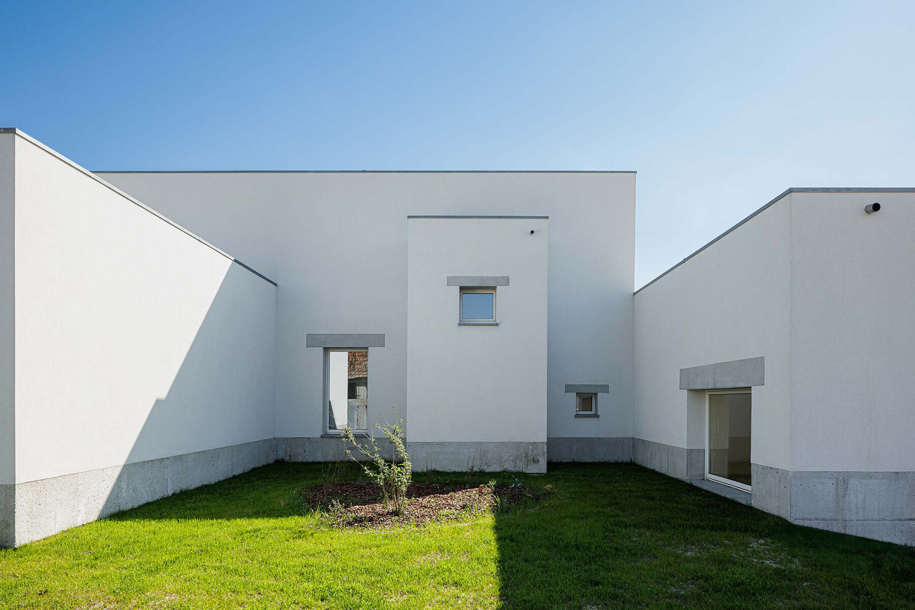 casa-em-pedrantil-helder-da-rocha-portugal-ivo-tavares-designboom-06a