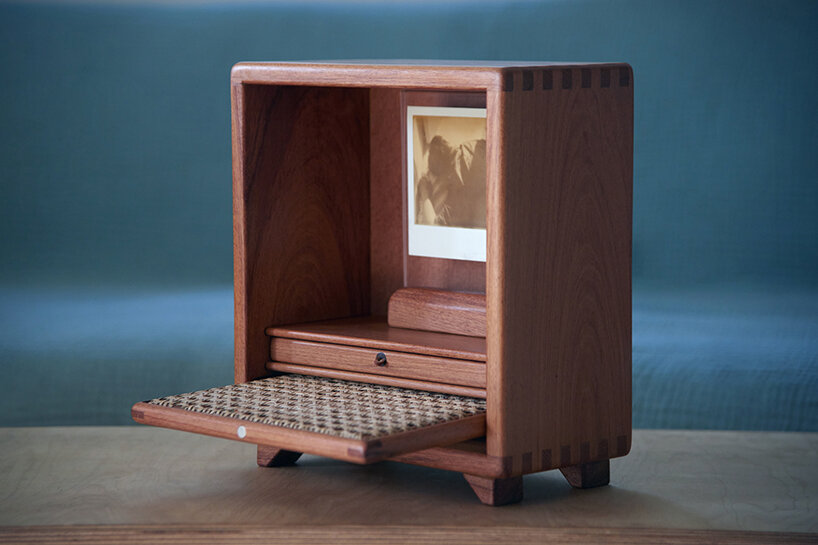 Wine holder or PET Memorial Altar? Ten gift ideas and gadget from the Designboom store