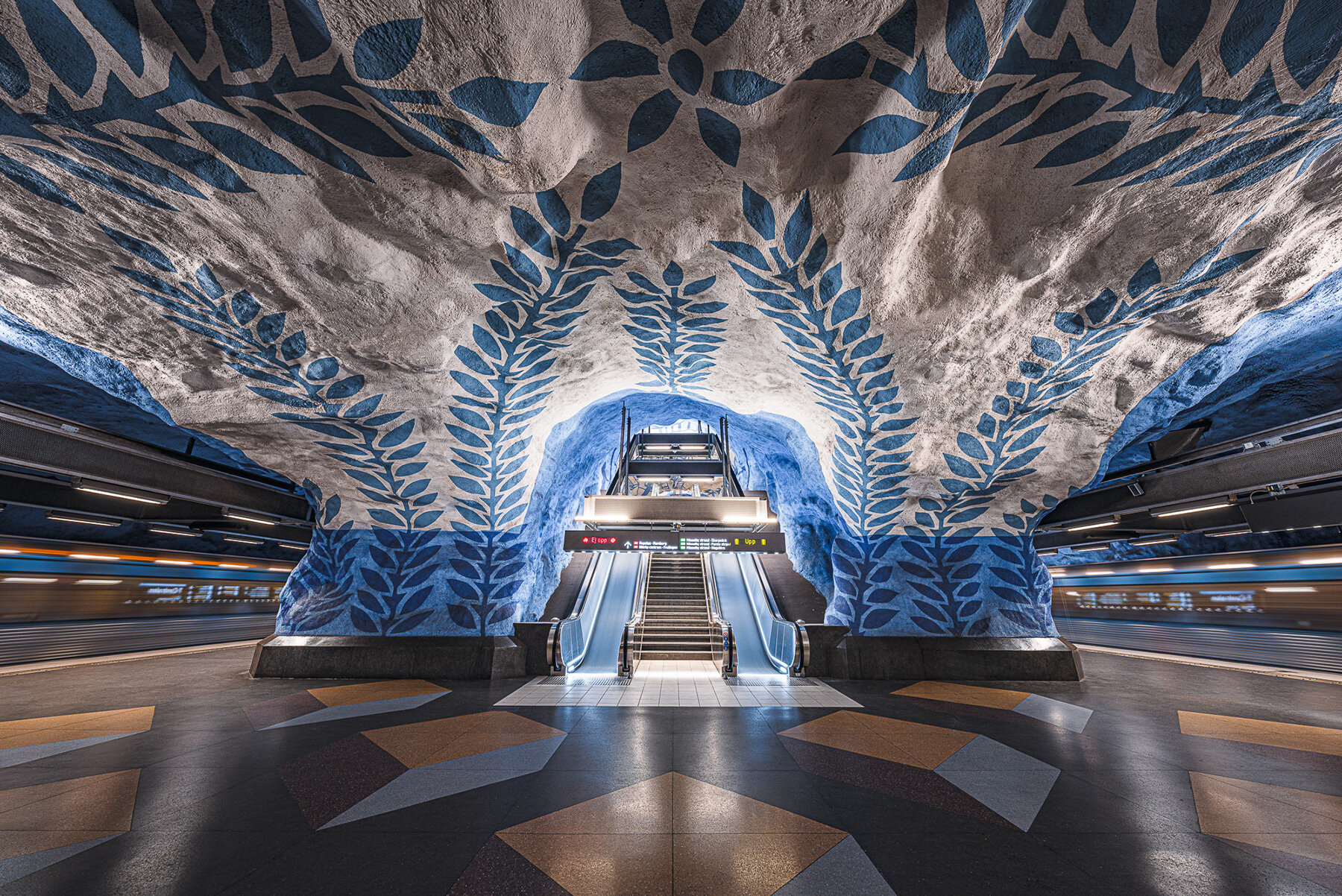 european-metro-stations-mirrored-worlds-calm-thibault-drutel-photo-series-designboom-large01