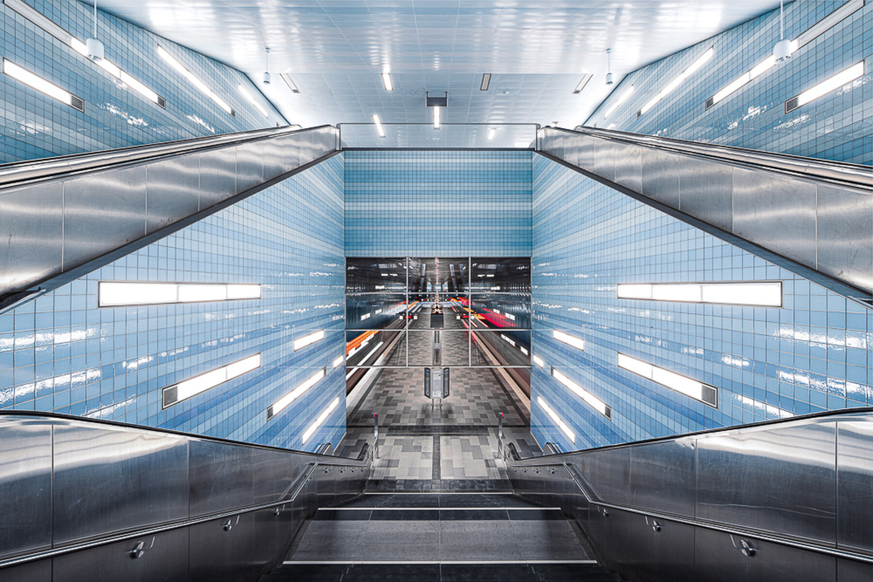 european-metro-stations-mirrored-worlds-calm-thibault-drutel-photo-series-designboom-large03