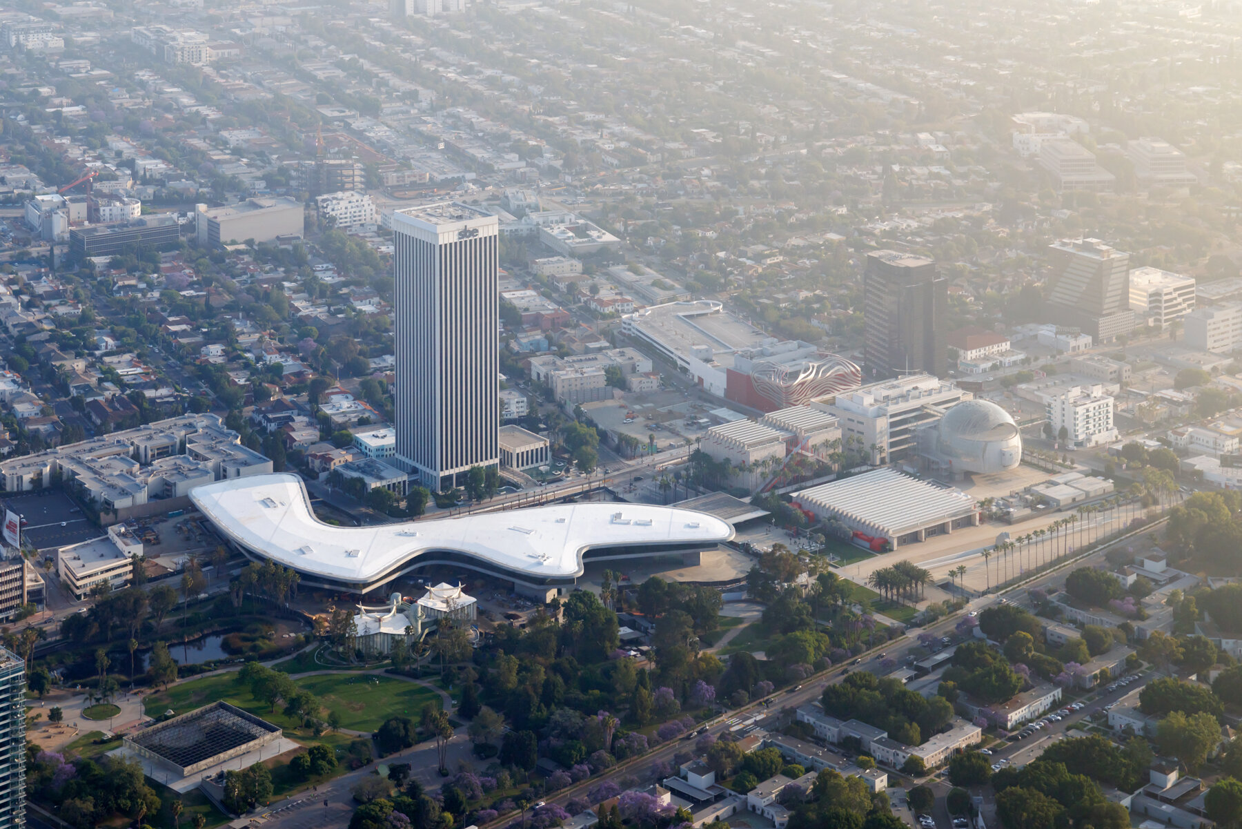 first-look-lacma-new-zumthor-david-geffen-galleries-lens-iwan-baan-los-angeles-designboom-large1