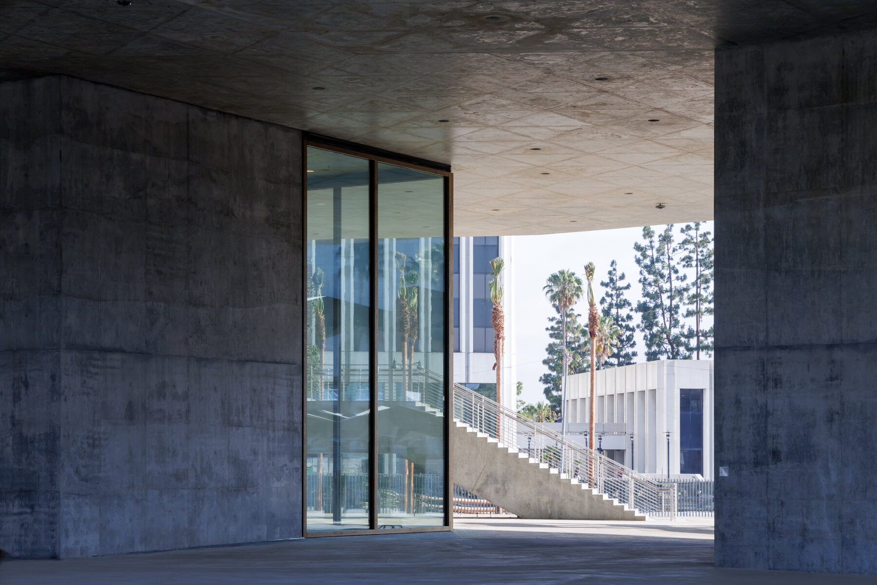 first-look-lacma-new-zumthor-david-geffen-galleries-lens-iwan-baan-los-angeles-designboom-large2