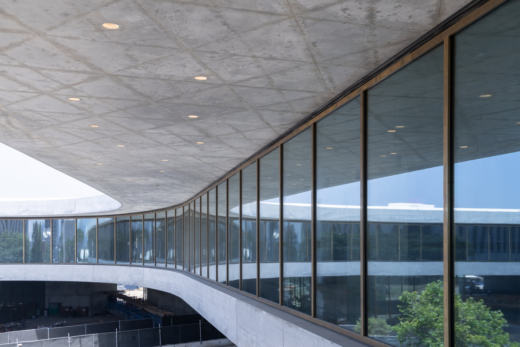first-look-lacma-new-zumthor-david-geffen-galleries-lens-iwan-baan-los-angeles-designboom-large22