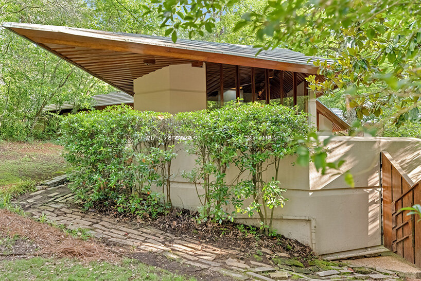 frank lloyd wright's 'fountainhead' residence, a rare usonian, hits the market in mississippi
