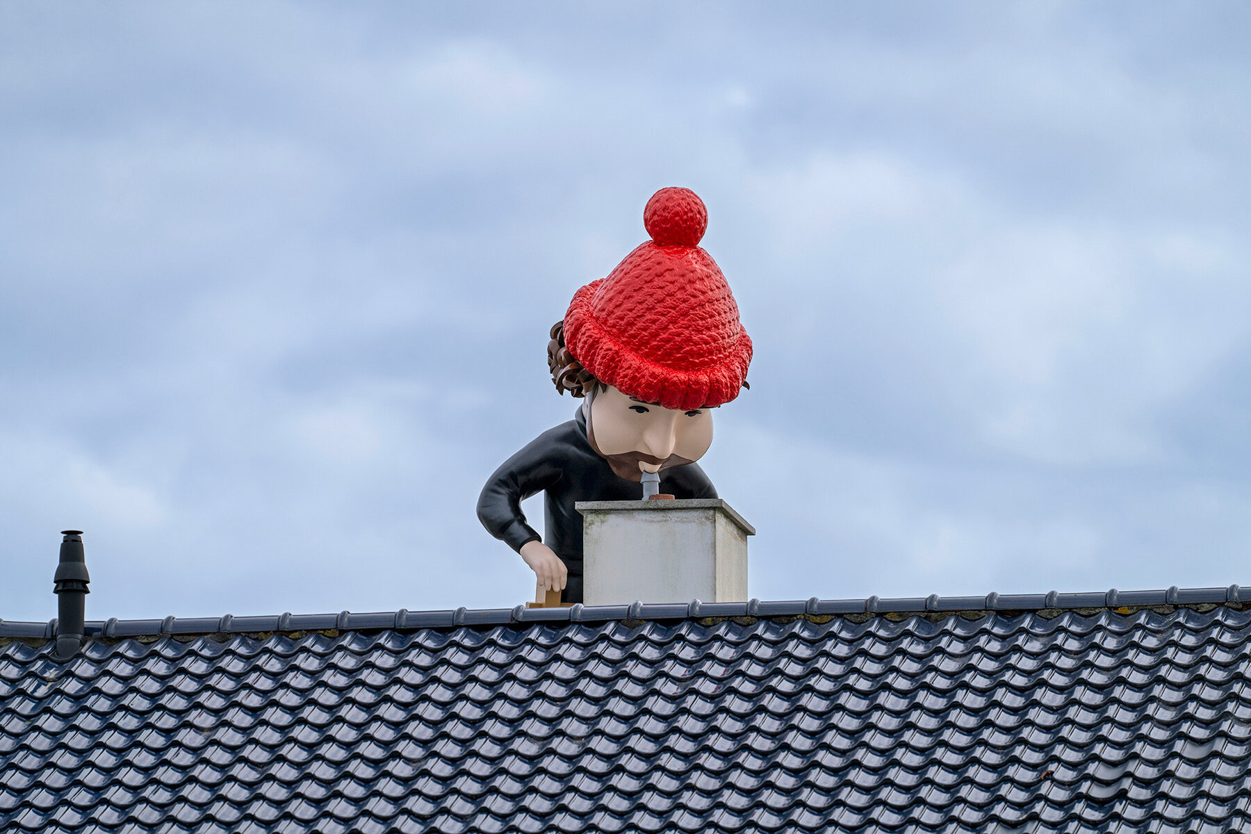 frankey-giant-bubble-breaks-through-windows-rooftop-sculpture-hubbabubbabuilding-designboom-full-01