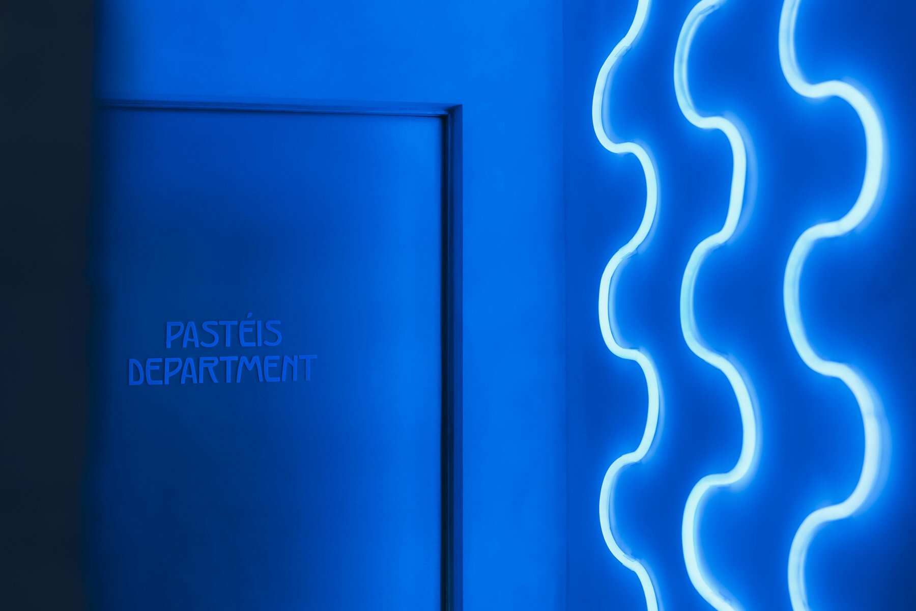 golden-ceiling-reef-shaped-counter-warsaw-bakery-znamy-sie-pastelowe-designboom-large01