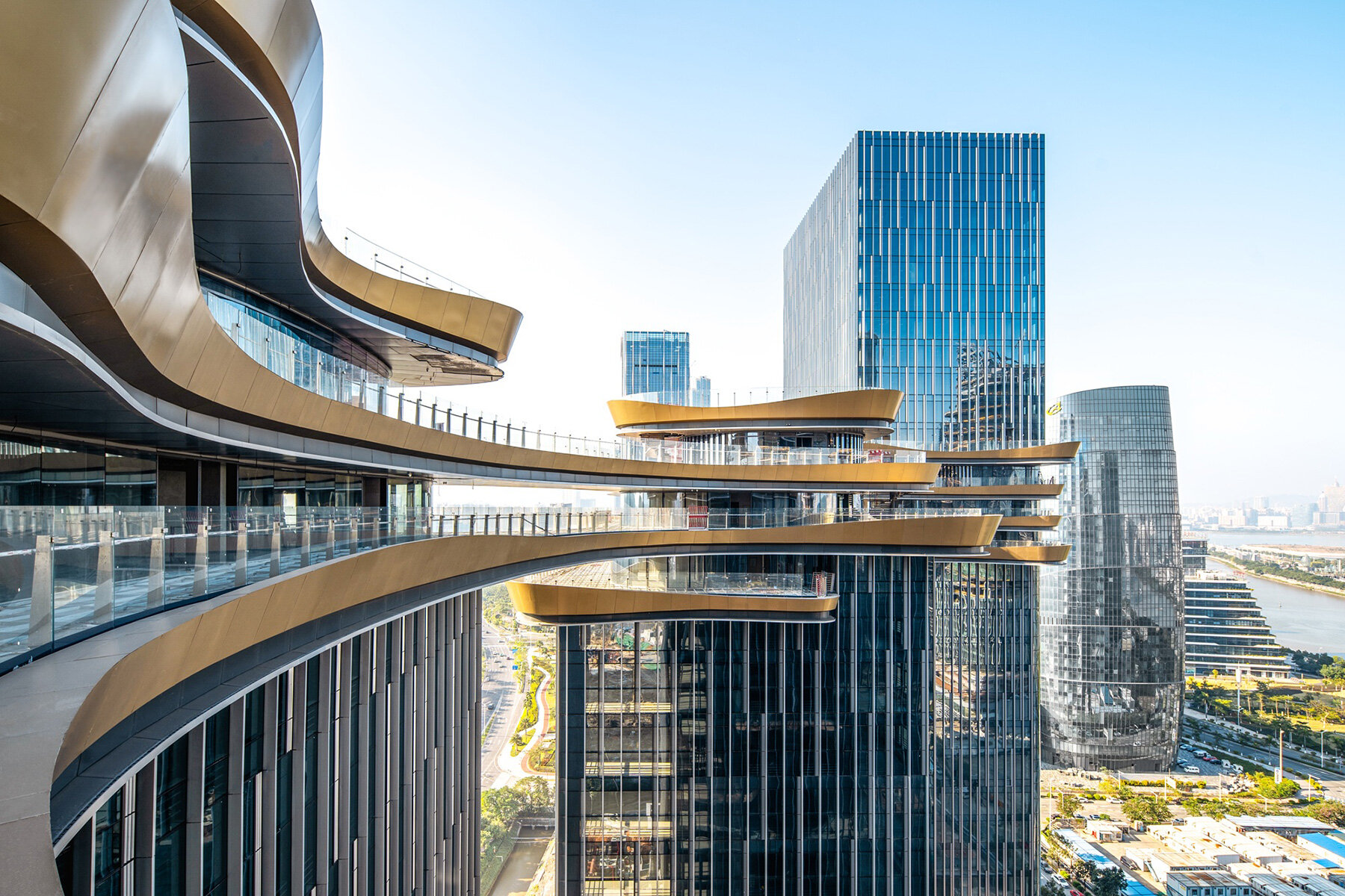 golden-sky-bridge-aedas-towers-looping-shape-china-zhuhai-designboom-large01