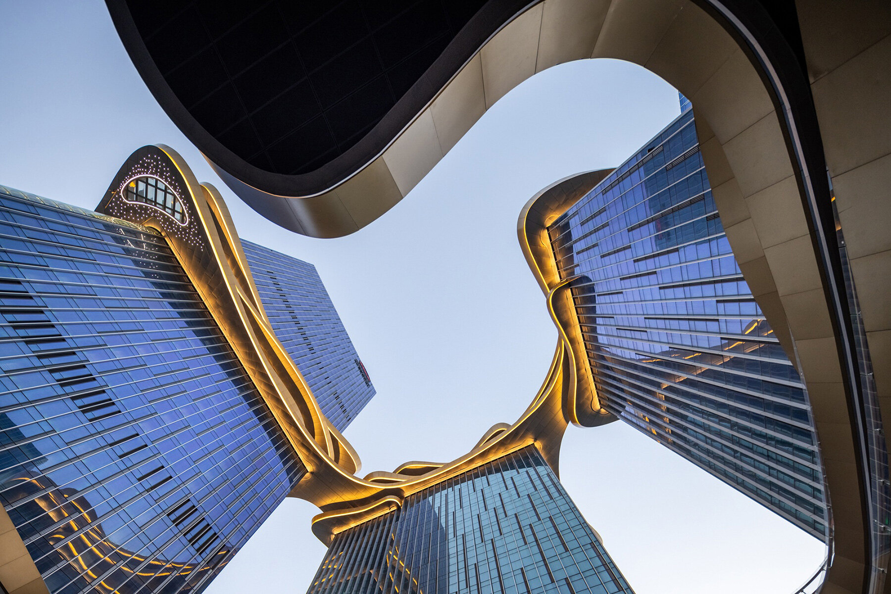 golden-sky-bridge-aedas-towers-looping-shape-china-zhuhai-designboom-large02