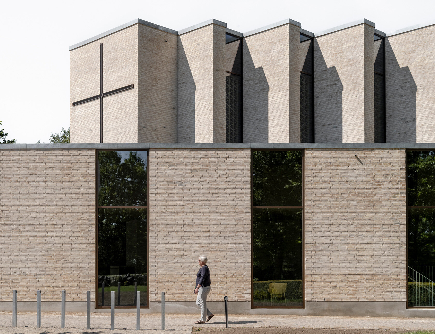 henning-larsen-brick-church-denmark-open-pavilion-gathering-skanderborg-espen-surnevik-designboom-large02